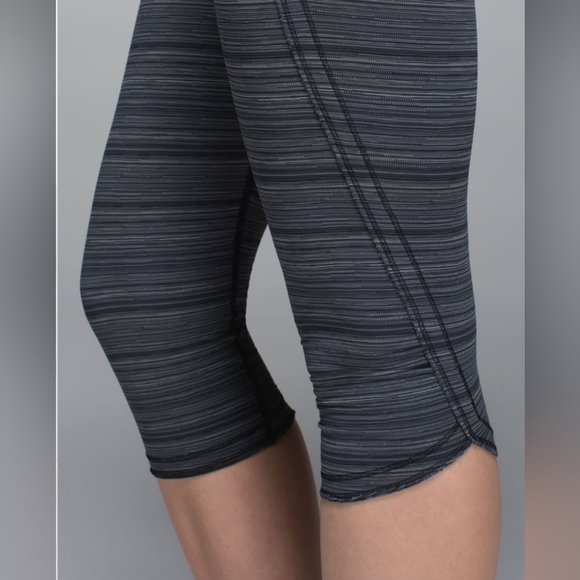 Lululemon Run Top Speed Crop Cyber Stripe Coal size 10 - Picture 2 of 15